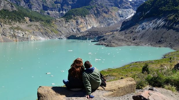 El color oscuro del glaciar surge del arrastre de sedimentos rocosos durante su descenso, un proceso que lo diferencia de las masas de hielo blanco del resto de la región.