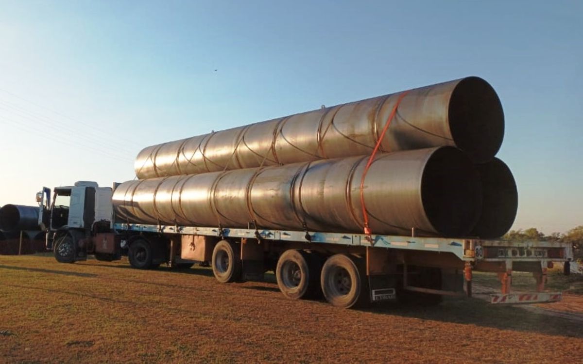 Los caños serán destinados a construir los pilotes donde se asentará la nueva toma de captación de agua sobre el río Santa Fe. Son 40 conductos de acero de 12 metros de largo y 1