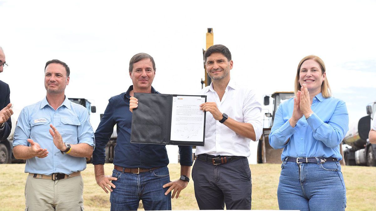 El gobierno de Santa Fe avanza en la mejora y puesta en valor de la infraestructura vial, y garantiza la accesibilidad, conectividad y seguridad de los más de 38 mil santafesinos y santafesinas que circulan por la autopista diariamente. El gobierno de Santa Fe avanza en la mejora y puesta en valor de la infraestructura vial, y garantiza la accesibilidad, conectividad y seguridad de los más de 38 mil santafesinos y santafesinas que circulan por la autopista diariamente.