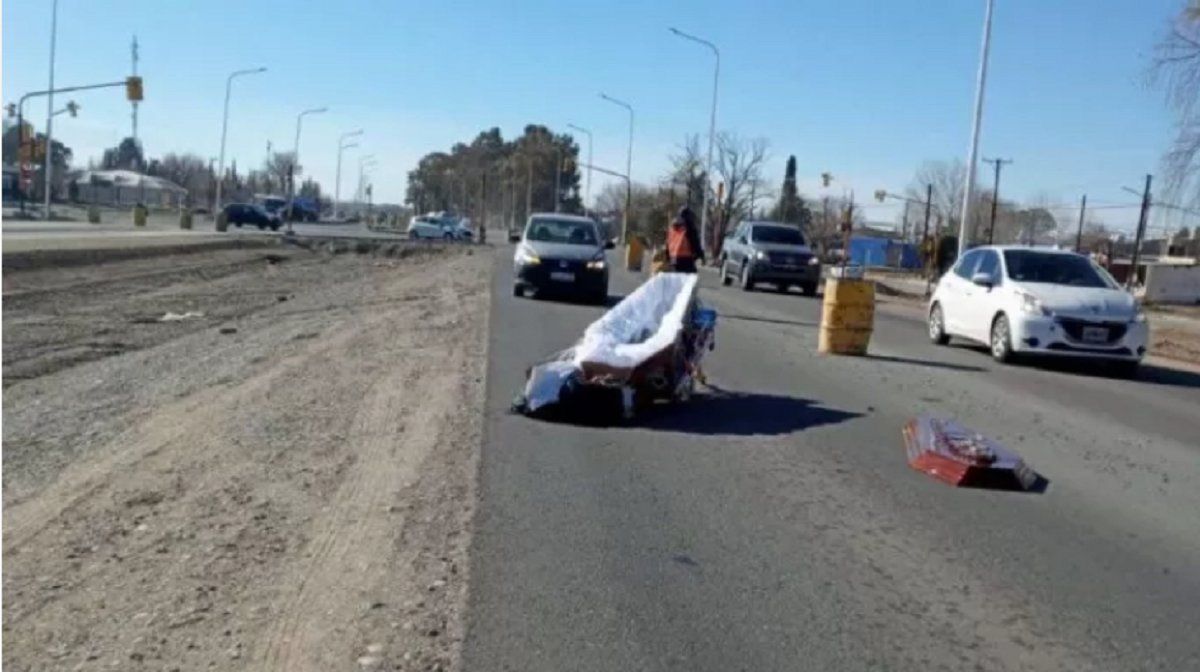 Viral: coche fúnebre perdió el ataúd y el cuerpo terminó en medio de la ruta.