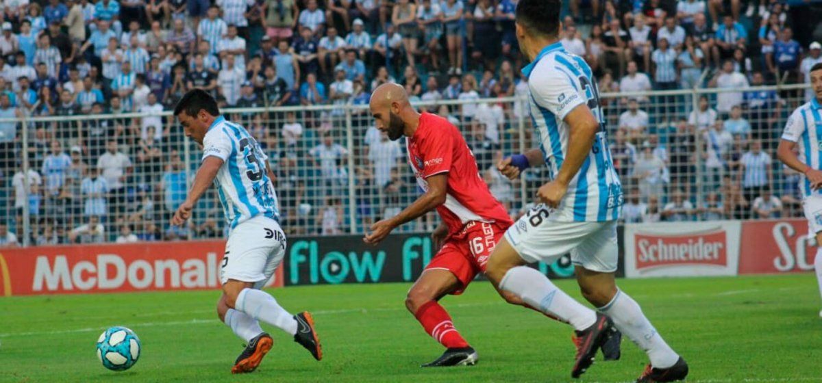Argentinos venció a Atlético en Tucumán y dará pelea hasta el final
