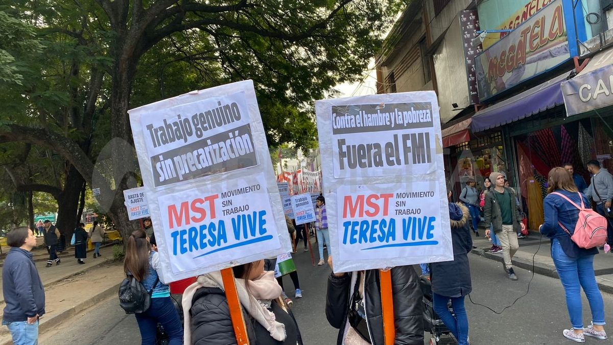 Las organizaciones sociales marcharon en reclamo de trabajo genuino.