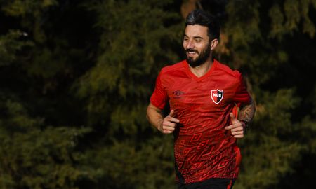 Nacho Scocco, de 35 años, volvió a Newells para jugar su cuarta etapa en el club. Nacho Scocco, de 35 años, volvió a Newells para jugar su cuarta etapa en el club.