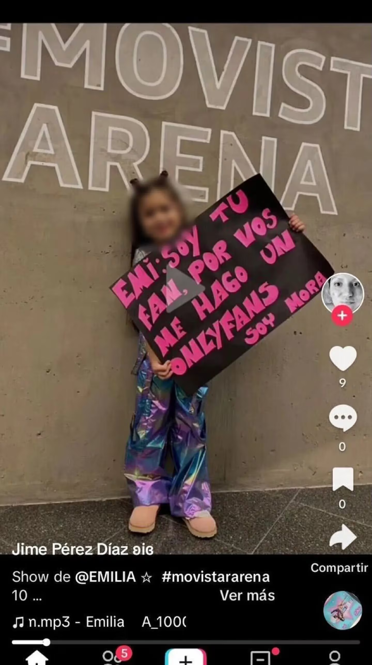 El polémico cartel que llevó una nena al recital de Emilia Mernes y causó indignación en las redes. El polémico cartel que llevó una nena al recital de Emilia Mernes y causó indignación en las redes.