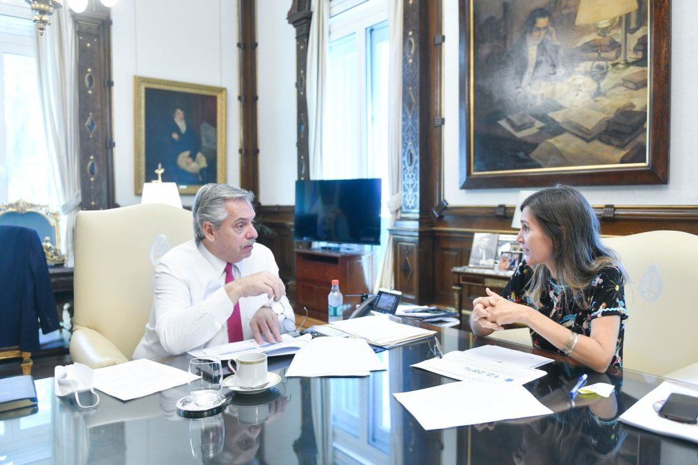 El presidente Alberto Fernández junto a la titular de la ANSES Fernanda Raverta.
