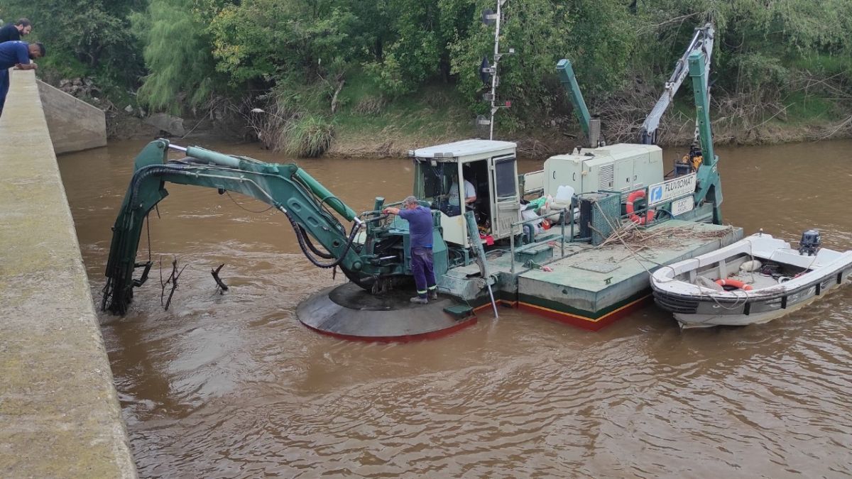 Retiraron ramas y restos en el puente entre Carcarañá y Correa. Sigue cortado por seguridad y luego avanzarán con reparaciones estructurales.