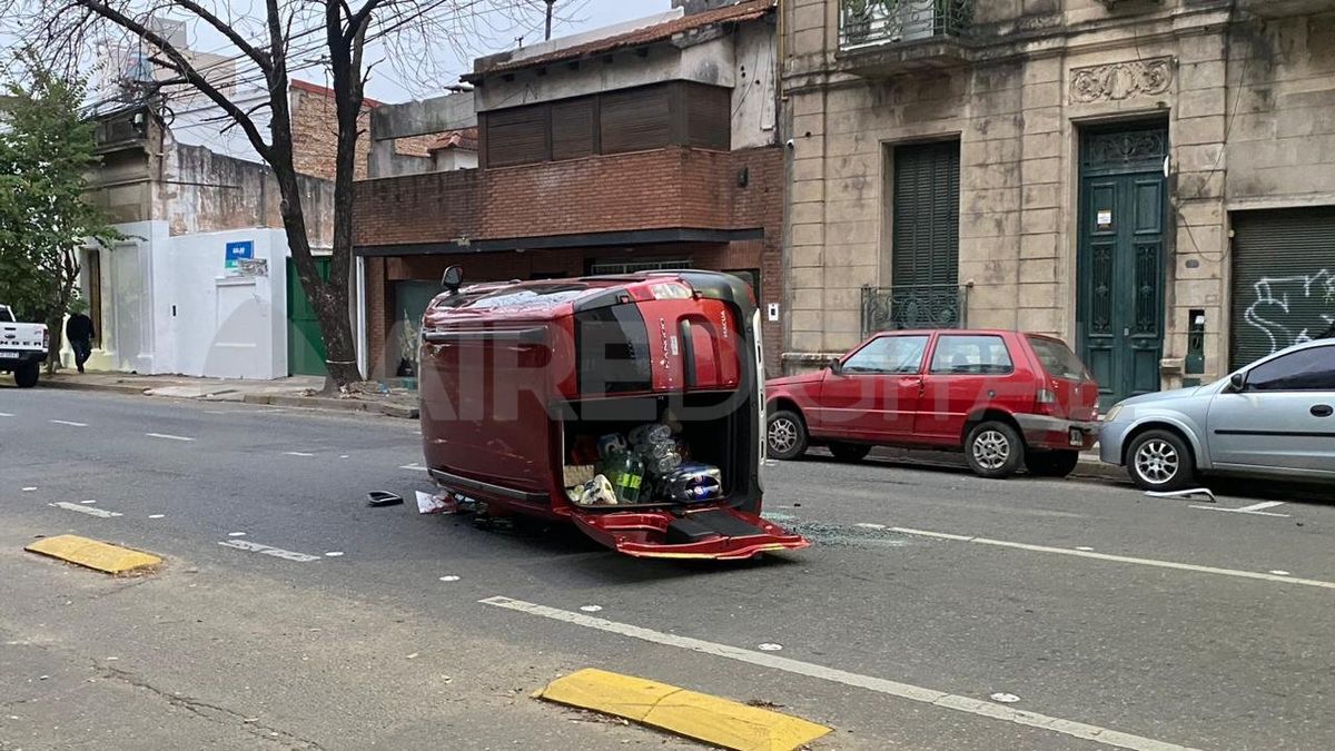 Tras chocar con un auto estacionado, la camioneta quedó volcada sobre el lateral izquierdo.