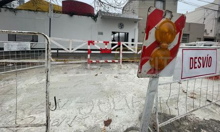 Dos alumnos fueron asaltados mientras caminaban hasta la institución educativa de 4 de enero al 1200, en el sur de la ciudad de Santa Fe. Dos alumnos fueron asaltados mientras caminaban hasta la institución educativa de 4 de enero al 1200, en el sur de la ciudad de Santa Fe.