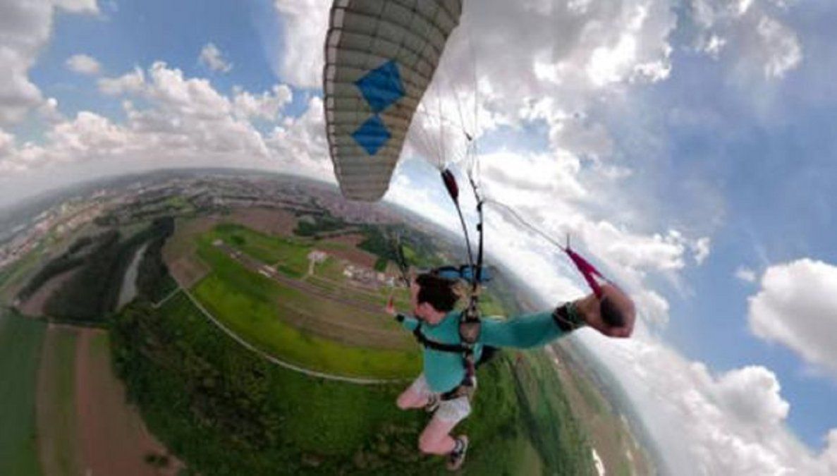 Impactante video muestra cómo un hombre estuvo al borde de la muerte luego de sufrir fallas en su paracaídas.