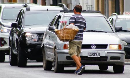 A los trabajadores de las calles de Santa Fe, la pandemia por el coronavirus los dejó en el peor de los escenarios. A los trabajadores de las calles de Santa Fe, la pandemia por el coronavirus los dejó en el peor de los escenarios.
