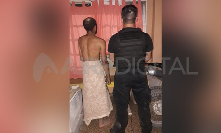 Al momento de ser detenido, el hombre se encontraba desnudo y debió cubrirse con un toallón. Al momento de ser detenido, el hombre se encontraba desnudo y debió cubrirse con un toallón.