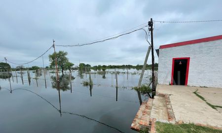 El agua del río ya llegó al Club Defensores de Alto Verde. El agua del río ya llegó al Club Defensores de Alto Verde.
