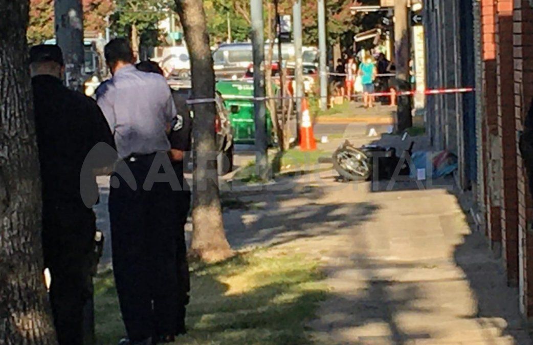 Uno de los ladrones cayó herido en la vereda y murió junto a la moto, mientras que el otro escapó corriendo.