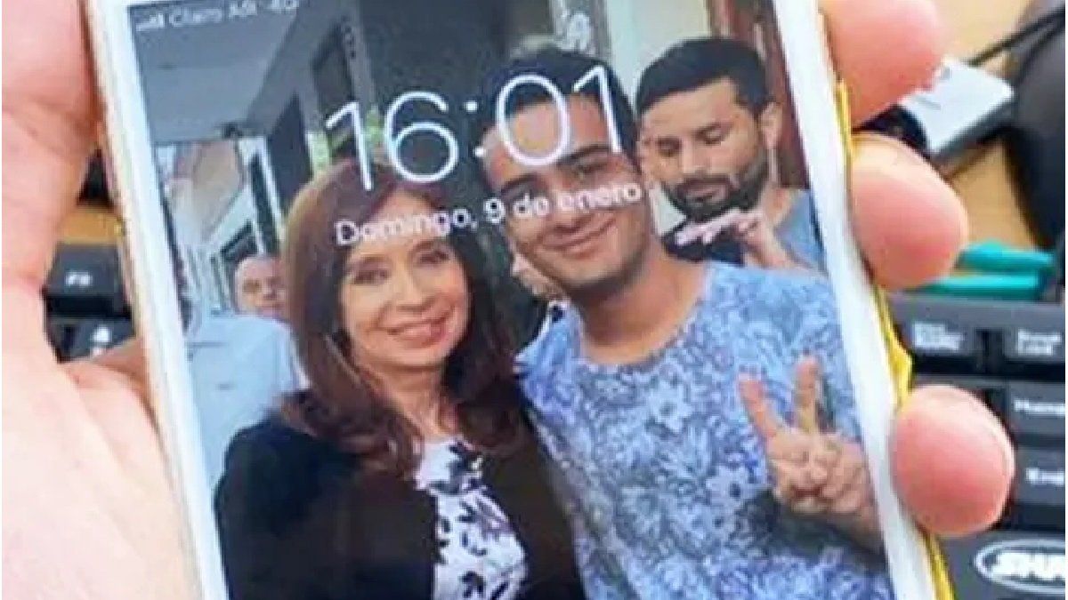 Llevó a arreglar su celular pero le negaron el servicio por tener una foto con Cristina de fondo de pantalla
