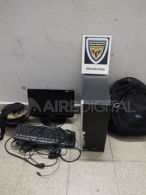 Los elementos recuperados que fueron robados en la heladería por el personal de la Brigada Motorizada.