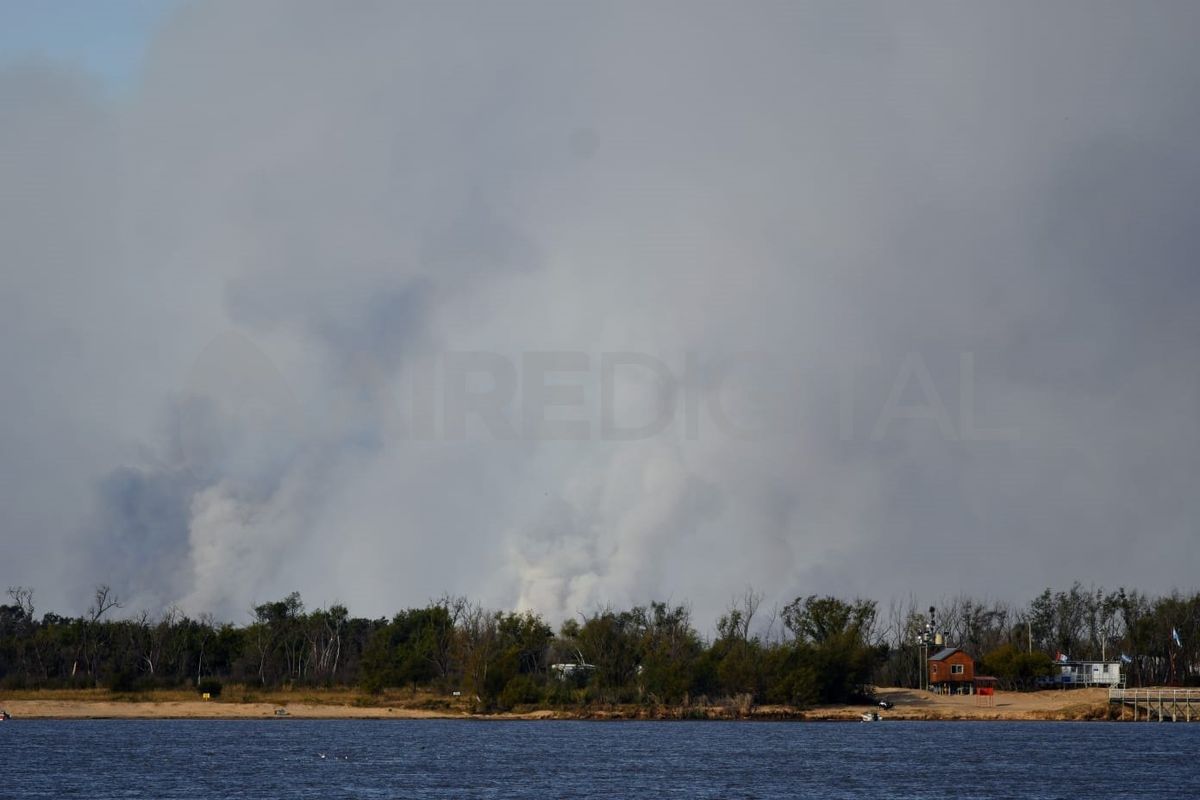 Lunes 20 de junio de 2022. Así se vieron los incendios en las islas de Entre Ríos desde la ciudad de Rosario.