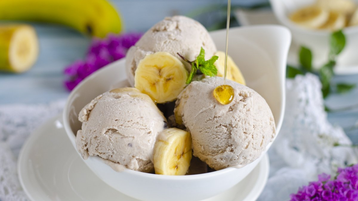 Un helado saludable y natural que se prepara en pocos minutos con bananas maduras.