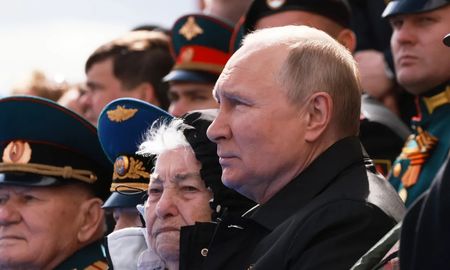 El presidente de Rusia, Vladimir Putin, reivindicó y justificó hoy la ofensiva en Ucrania durante un gran desfile militar en Moscú. El presidente de Rusia, Vladimir Putin, reivindicó y justificó hoy la ofensiva en Ucrania durante un gran desfile militar en Moscú.