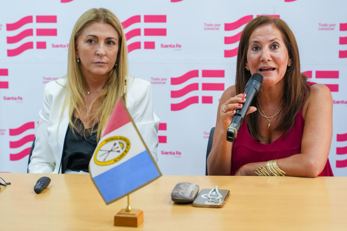 La secretaria provincial del área Marcela Aeberhard, junto a la secretaria de Deporte y Turismo de Rosario, Alejandra Mattheus, dieron detalles de la oferta rosarina. 