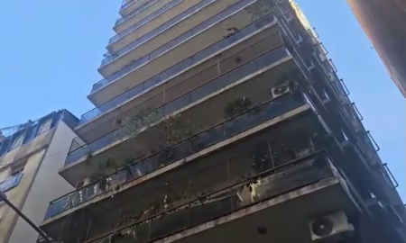 El fuego se desarrolló sobre un colchón y cama de un departamento de un quinto piso. El fuego se desarrolló sobre un colchón y cama de un departamento de un quinto piso.