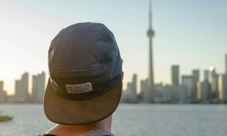 Usar gorra todos los días: un hábito común que puede decir mucho más de lo que parece. Usar gorra todos los días: un hábito común que puede decir mucho más de lo que parece.