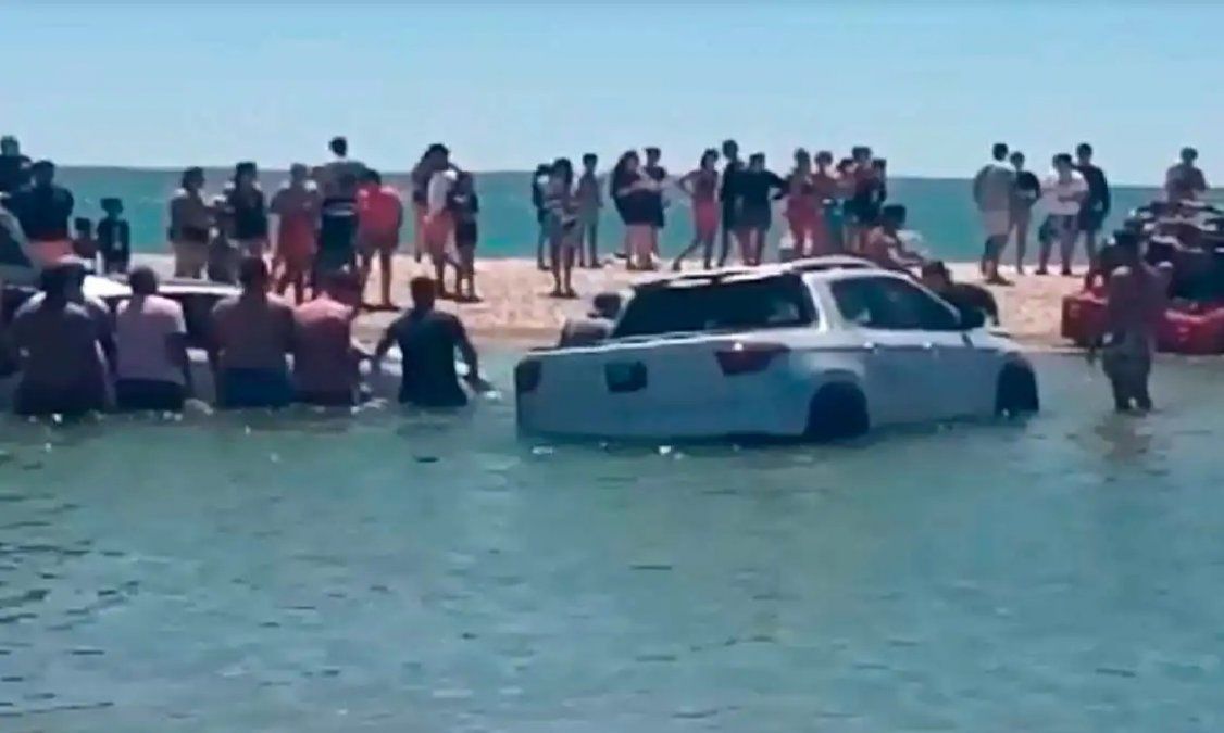 Video: el mar cubrió varios vehículos en las playas de Río Negro