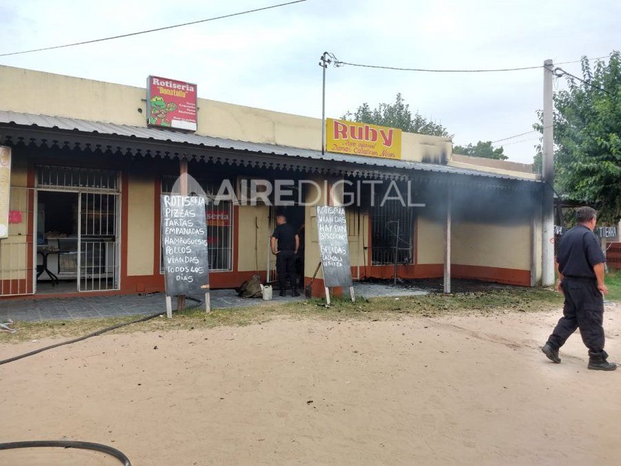 Un incendio consumió por completo un local de indumentaria ubicado en Ruta 1