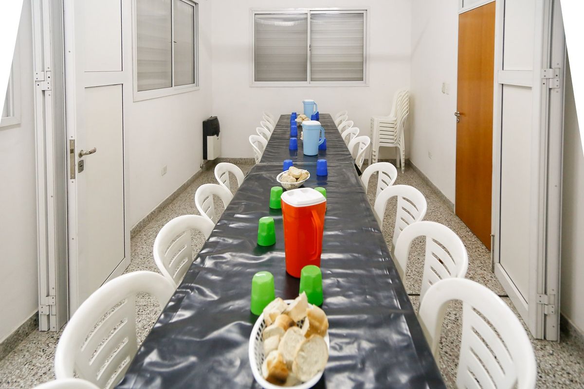 Con un tablón que reúne a todos los comensales, la mesa esta llena todas las noches. Con un tablón que reúne a todos los comensales, la mesa esta llena todas las noches.