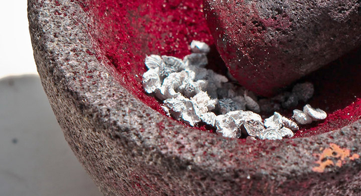 El carmín que da color a rubores, labiales y más, se obtiene a través del secado y molienda de las cochinillas. El carmín que da color a rubores, labiales y más, se obtiene a través del secado y molienda de las cochinillas.