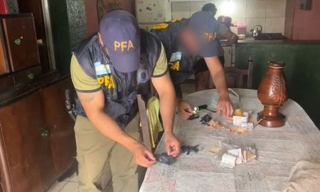 Cuatro personas fueron detenidas por el DFI en un operativo contra el narcotráfico entre Córdoba y Santa Fe. Cuatro personas fueron detenidas por el DFI en un operativo contra el narcotráfico entre Córdoba y Santa Fe.