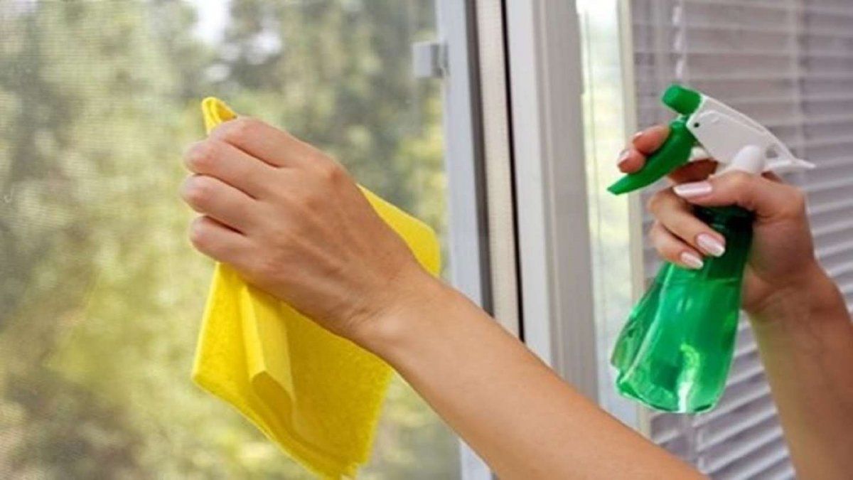 Un estudio revel&oacute; que limpiar los vidrios durante veinte minutos quema 115 calor&iacute;as.