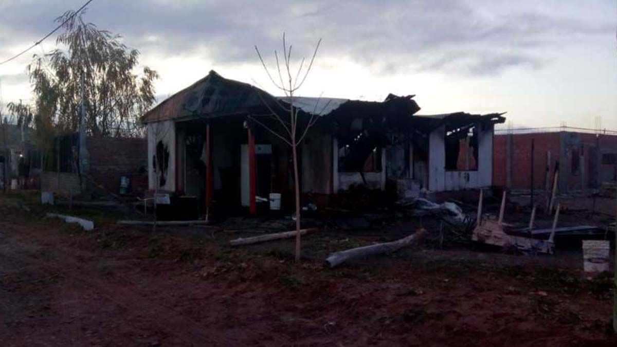 Se incendió una casilla, la pareja con un bebé escaparon del fuego y otro niño murió quemado