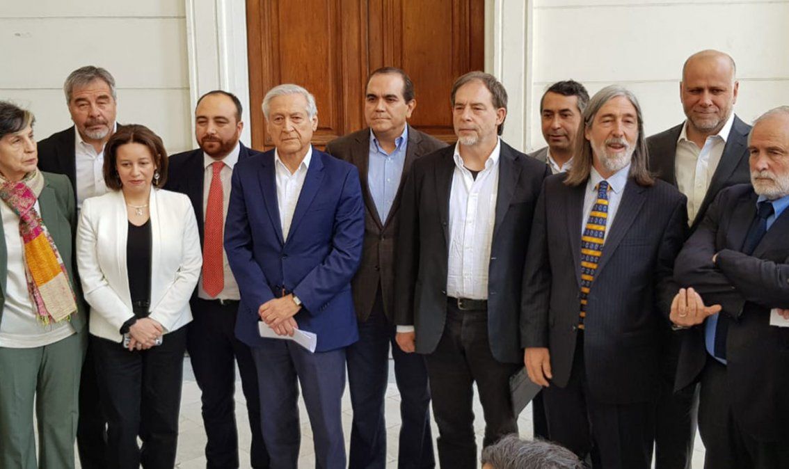 La oposición le pidió a Piñera que termine con el estado de emergencia y retire a los militares de la calle