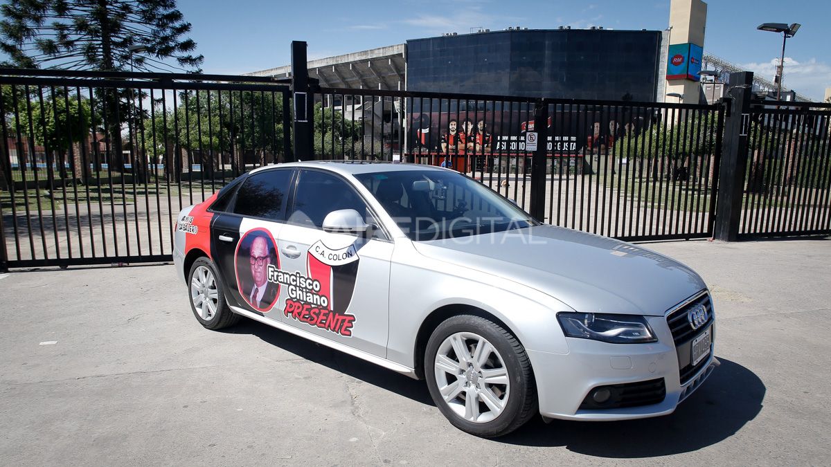 Los Ghiano rumbo a Paraguay en auto ploteado con los colores de la pasión