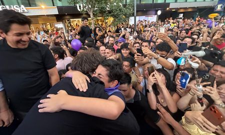 Javier Milei abrazando a un niño emocionado en el Tour de la Gratuitud en Córdoba. Javier Milei abrazando a un niño emocionado en el Tour de la Gratuitud en Córdoba.