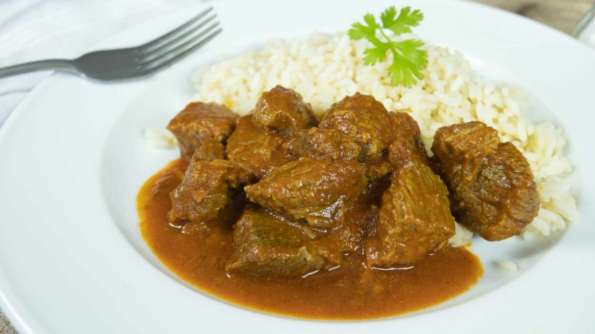 La carne a la olla es una comida deliciosa y fácil de hacer en casa, con ingredientes que seguramente tenés en casa. La carne a la olla es una comida deliciosa y fácil de hacer en casa, con ingredientes que seguramente tenés en casa.
