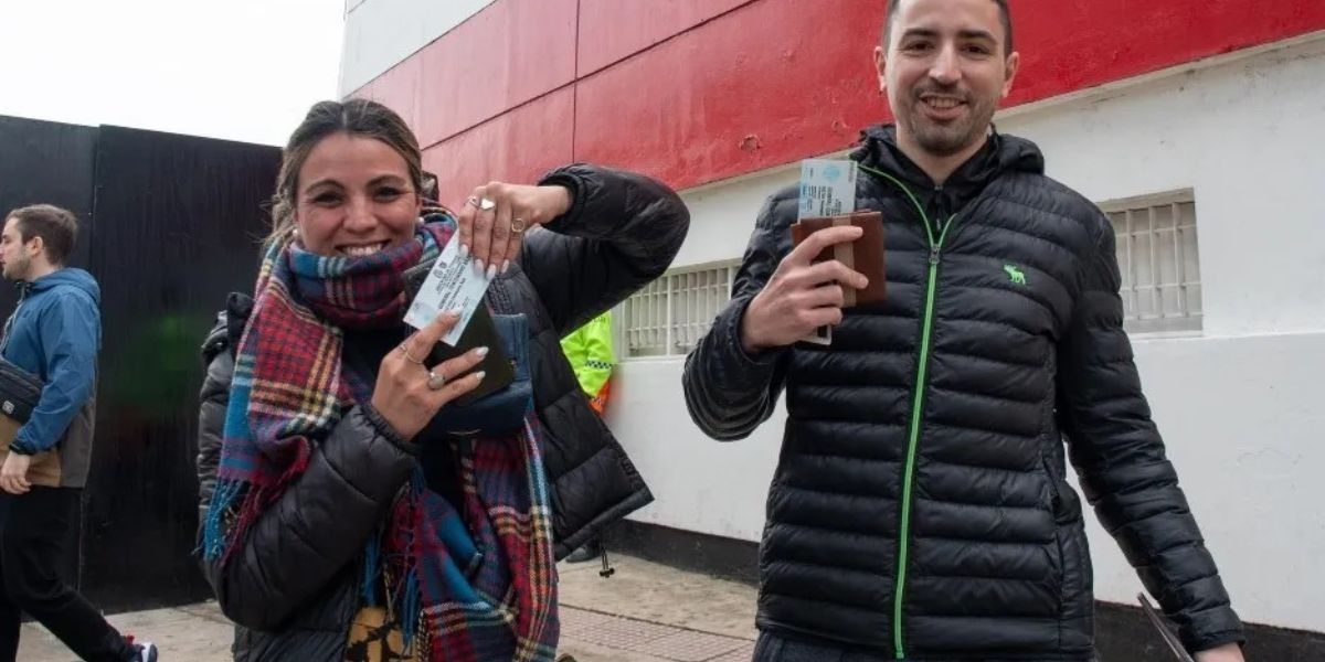Los hinchas comenzaron con el canje de las entradas para el partido ante Ecuador.