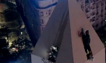 Argentina campeón: un fanático de la Selección Argentina se trepó a la punta del Obelisco Argentina campeón: un fanático de la Selección Argentina se trepó a la punta del Obelisco