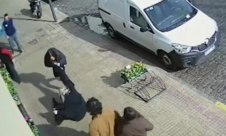 Una conductora discutió con una mujer que cruzó mal la calle y se bajó a golpearla Una conductora discutió con una mujer que cruzó mal la calle y se bajó a golpearla