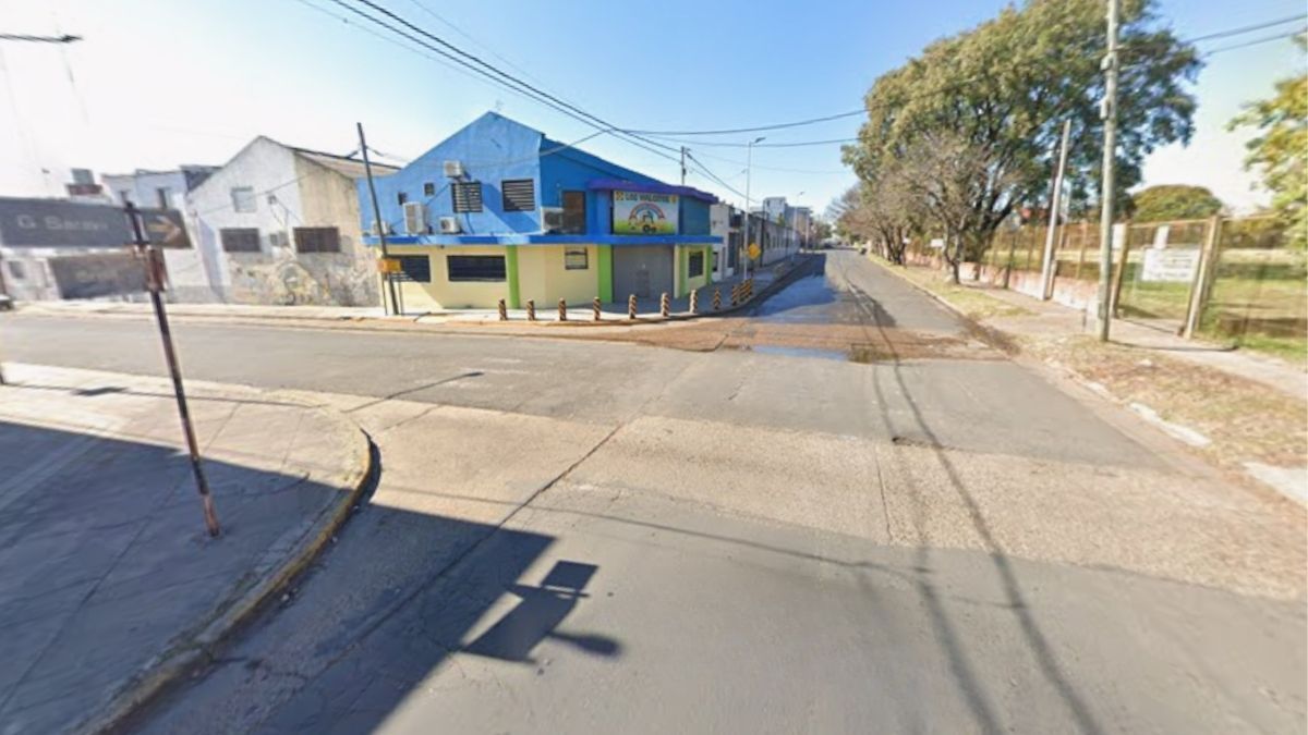 Un hombre fue encontrado sin vida este sábado dentro de un automóvil estacionado en Paraná a pocos metros de la Terminal de Ómnibus y un jardín.