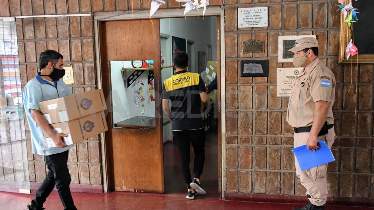 Comenzaron a llegar las urnas de la Elecci&oacute;n Nacional a los centros de votaci&oacute;n de la provincia de Santa Fe.