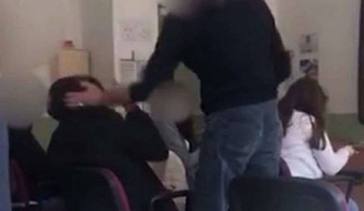Video: un profesor le pegó a un alumno por no usar tapaboca