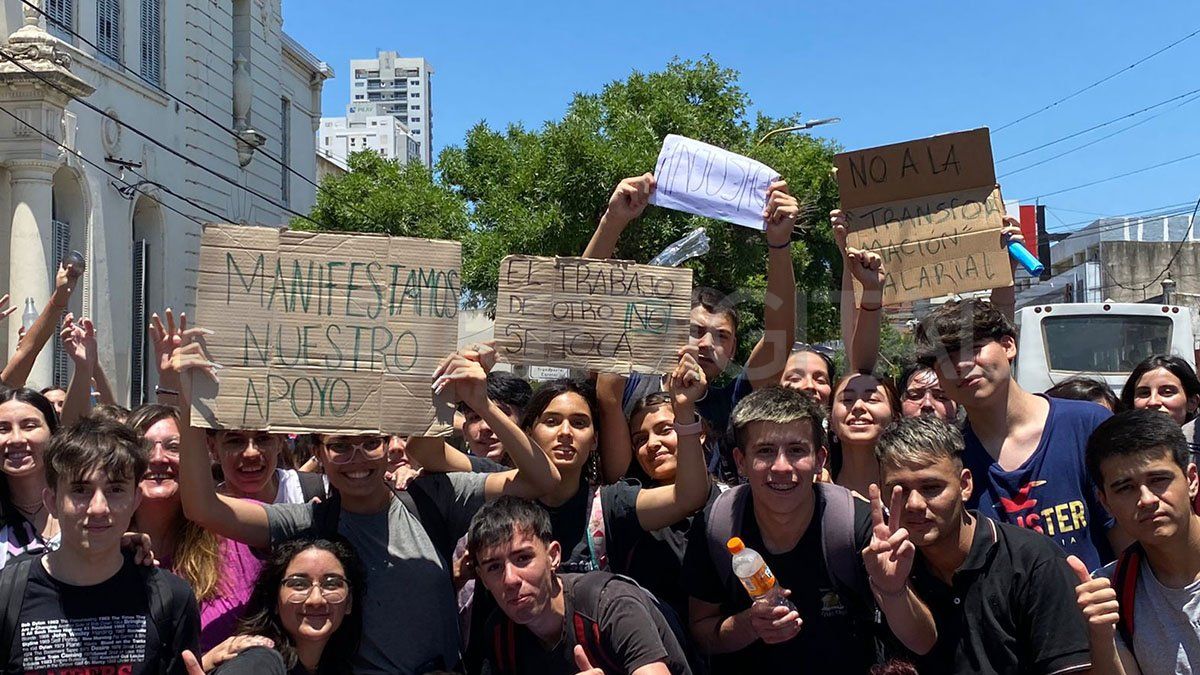 “Son más horas de trabajo con menos salario, porque al preceptor se le paga menos salario que al profesional psicólogo o psicopedagogo”, remarcaron.