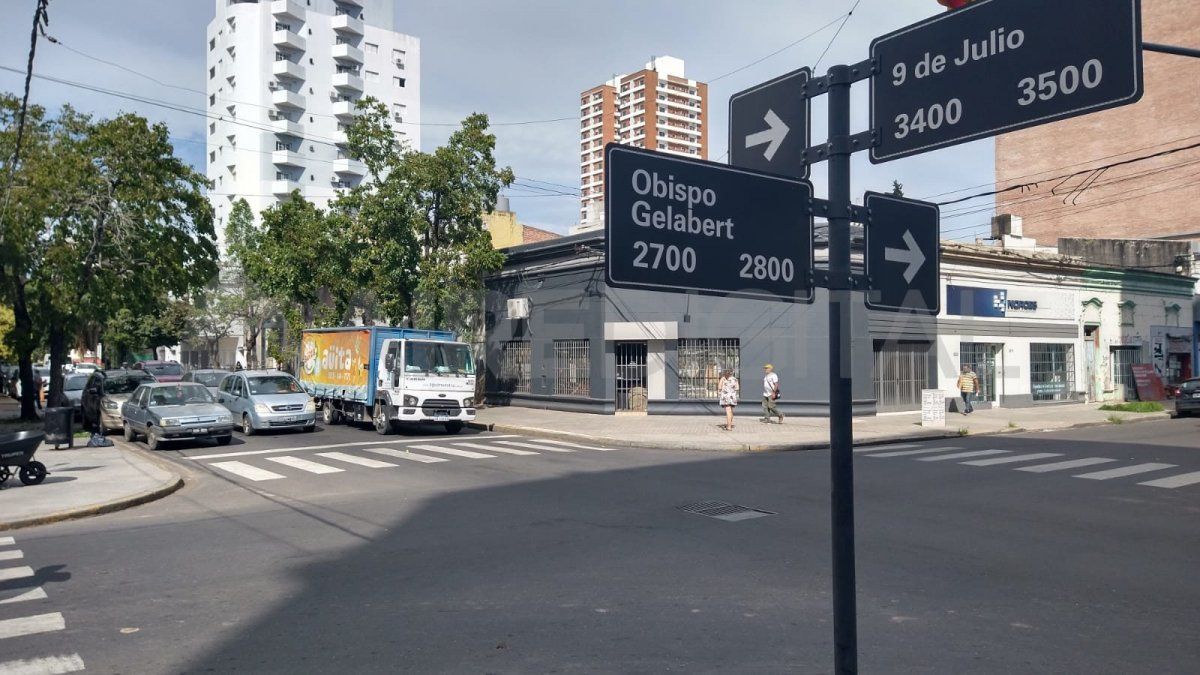 Motochorros atacaron a una estudiante que se dirigía en bici a la facultad y le robaron la mochila con el celular y los documentos a una cuadra de Bulevar.