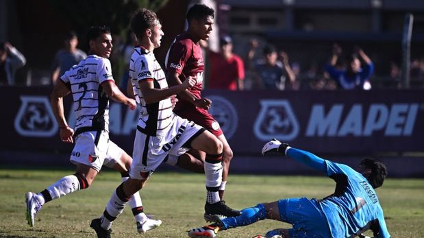 Lanús venció 1 a 0 a Colón con gol de Aguirre a los 46 del segundo tiempo.