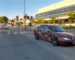 El auto impactó contra el cordón por el lado izquierdo, y rompió el tren delantero. El auto impactó contra el cordón por el lado izquierdo, y rompió el tren delantero.