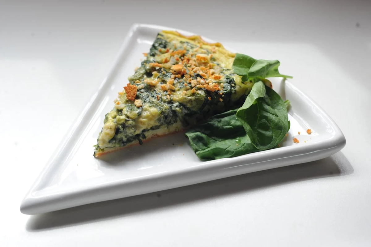 La tarta de atún y espinaca es rica y fácil de hacer, ya que lleva pocos ingredientes. La tarta de atún y espinaca es rica y fácil de hacer, ya que lleva pocos ingredientes.