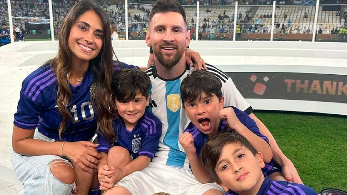 Lionel Messi y Antonela Roccuzzo junto a sus hijos tras un partido de la Selección Argentina
