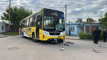 Barrio San Lorenzo: un motociclista resultó herido tras chocar con un colectivo de la Línea 4