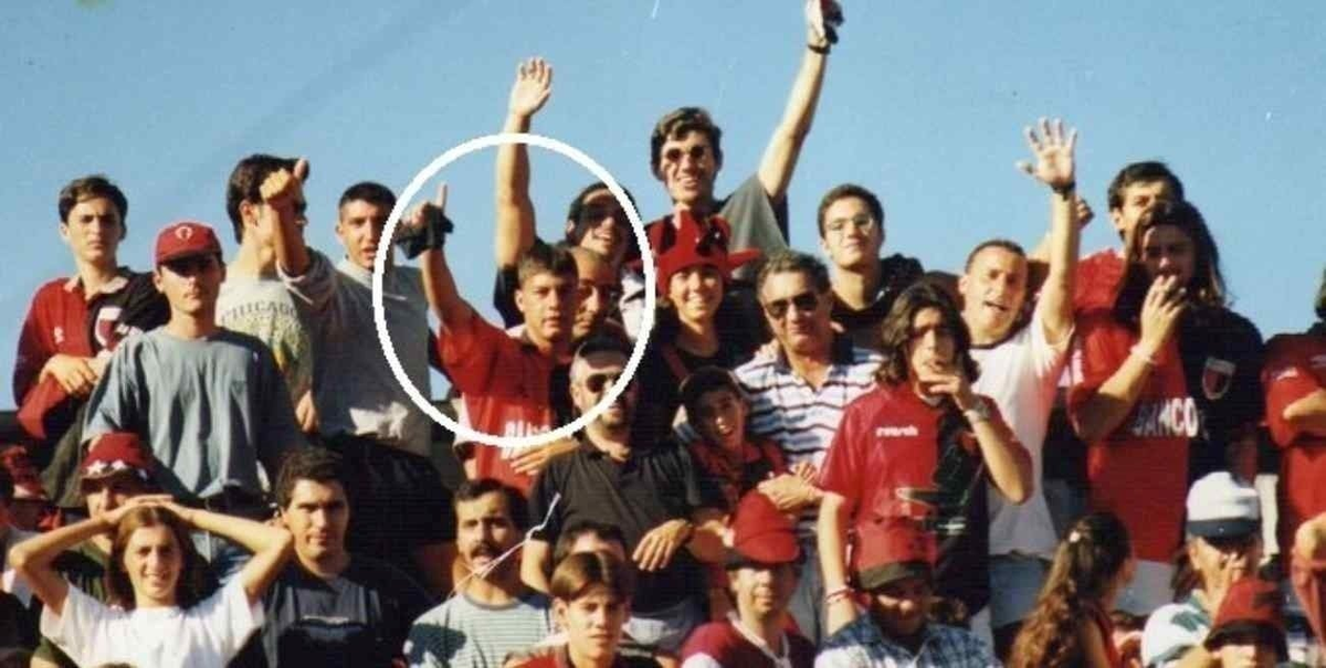 Battaglia en las tribunas alentando a Colón en 1996. Battaglia en las tribunas alentando a Colón en 1996.